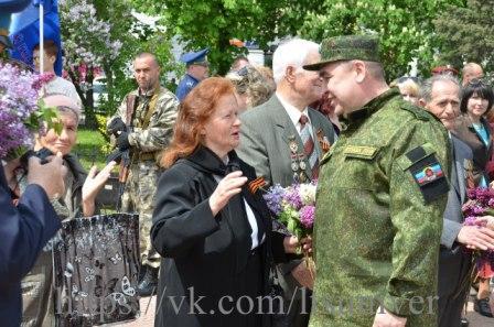 В центре Луганска состоялась торжественная церемония поднятия Знамени Победы