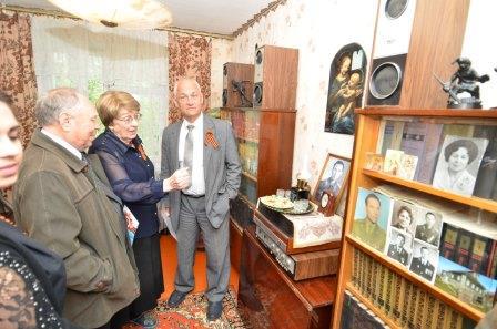 Ректорат и студенты Луганского вуза поздравил ветеранов Великой Отечественной войны