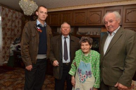 Ректорат и студенты Луганского вуза поздравил ветеранов Великой Отечественной войны