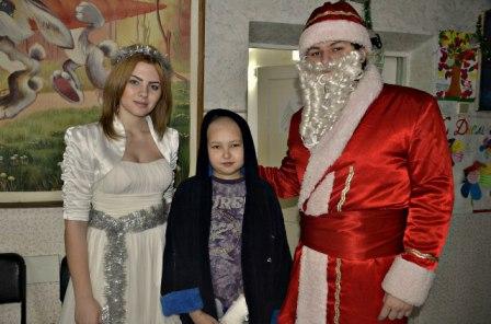 Дед Мороз в бахилах раздавал детям подарки