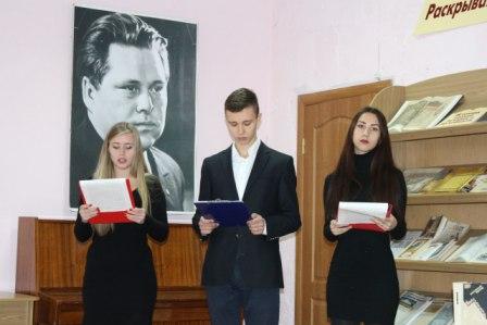 Студенты ЛНУ почтили память писателя Владислава Титова