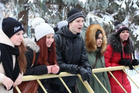 Луганские студенты помогли животным зоопарка. И волки сыты, и… ламы сыты