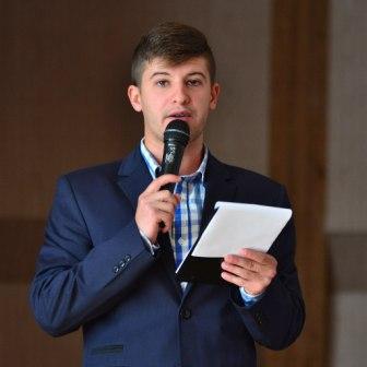 Луганские студенты поздравили преподавателей с Днем учителя