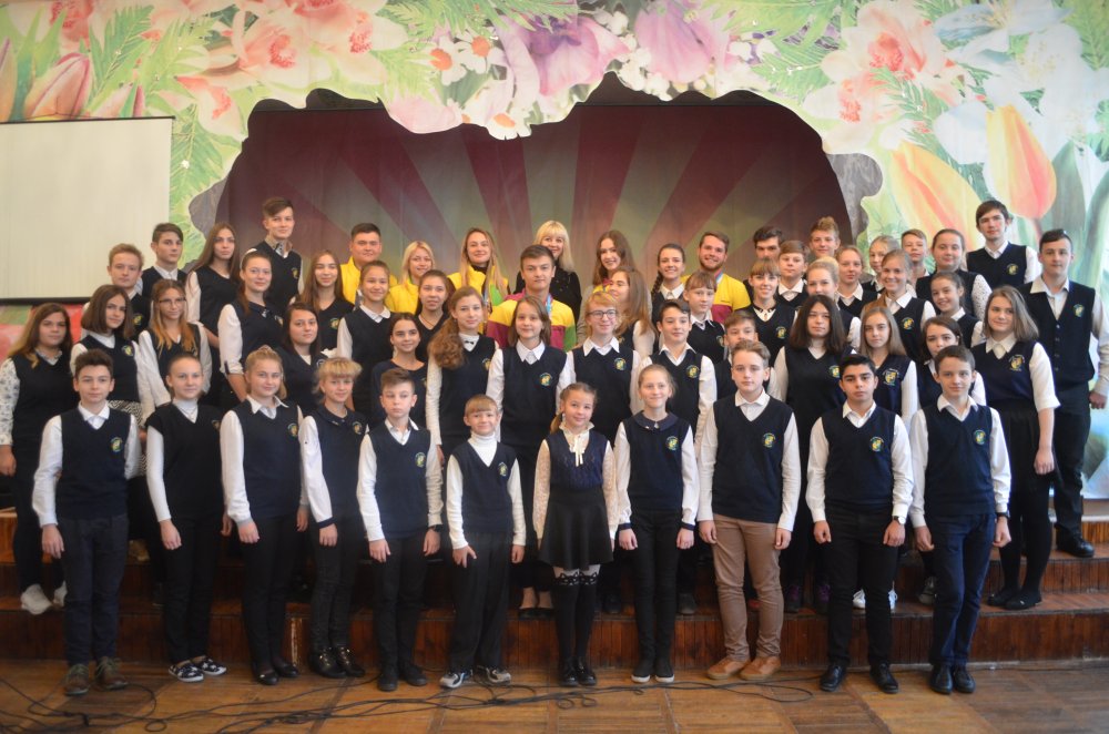 Университетский образовательный округ чествует  участников Всемирного фестиваля молодежи и студентов  в школах Республики