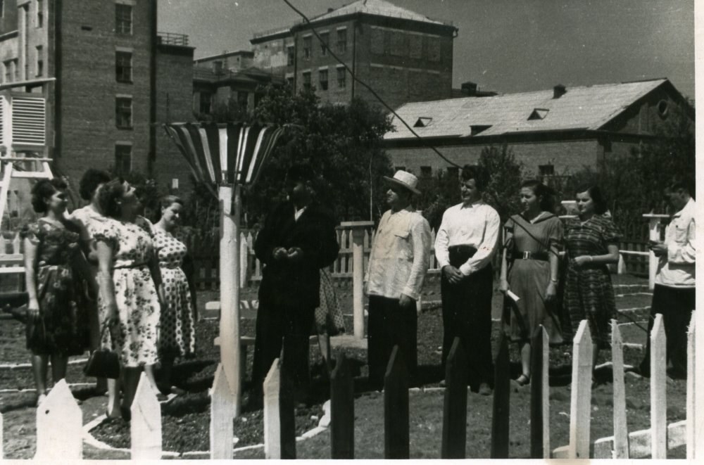 Студенты-заочники на географической площадке, июль 1958 