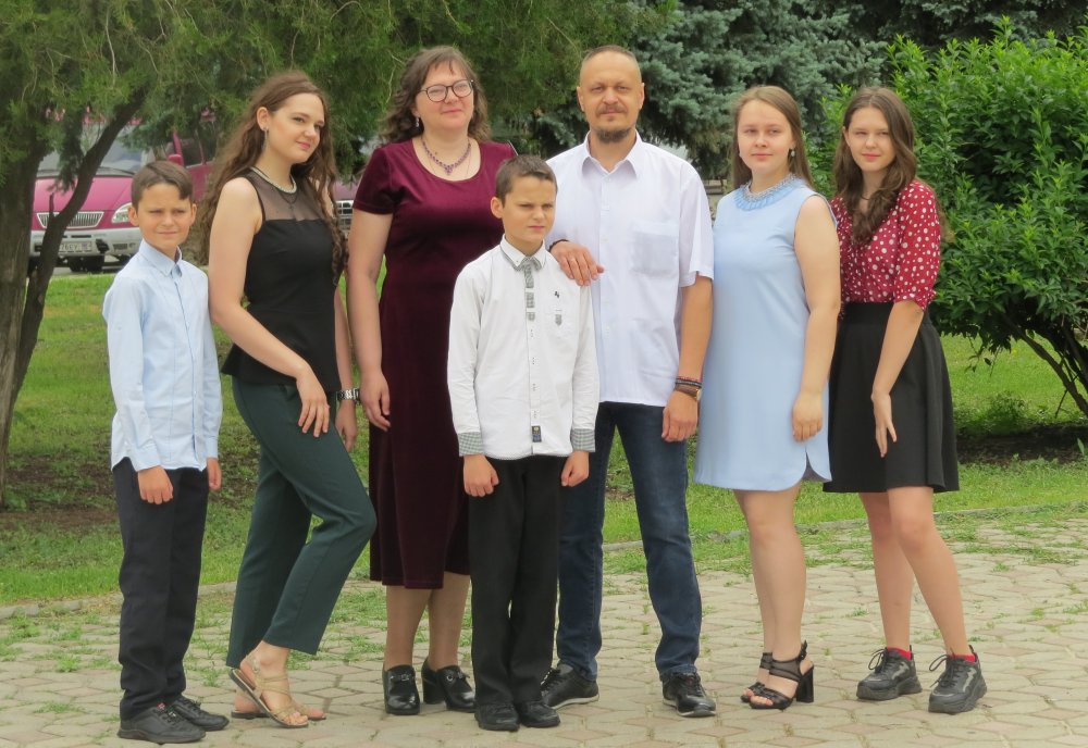 Глава ЛНР в честь Дня защиты детей вручил медаль представителю ЛГПУ