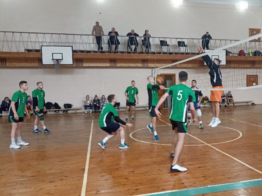 Товарищеская встреча по волейболу между студентами Института физического воспитания и спорта и Старобельского факультета состоялась в ЛГПУ