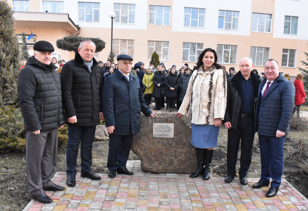 В ЛГПУ состоялась торжественная закладка камня будущей скульптурной композиции, посвященной учителю