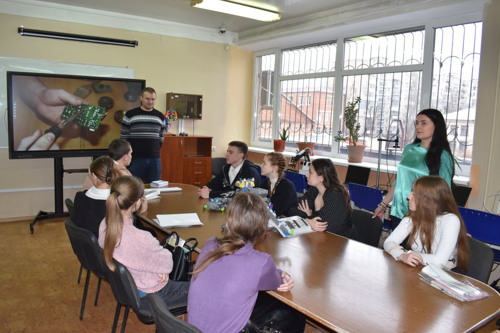 В ЛГПУ провели профориентационную встречу со старшеклассниками Перевальского муниципального округа