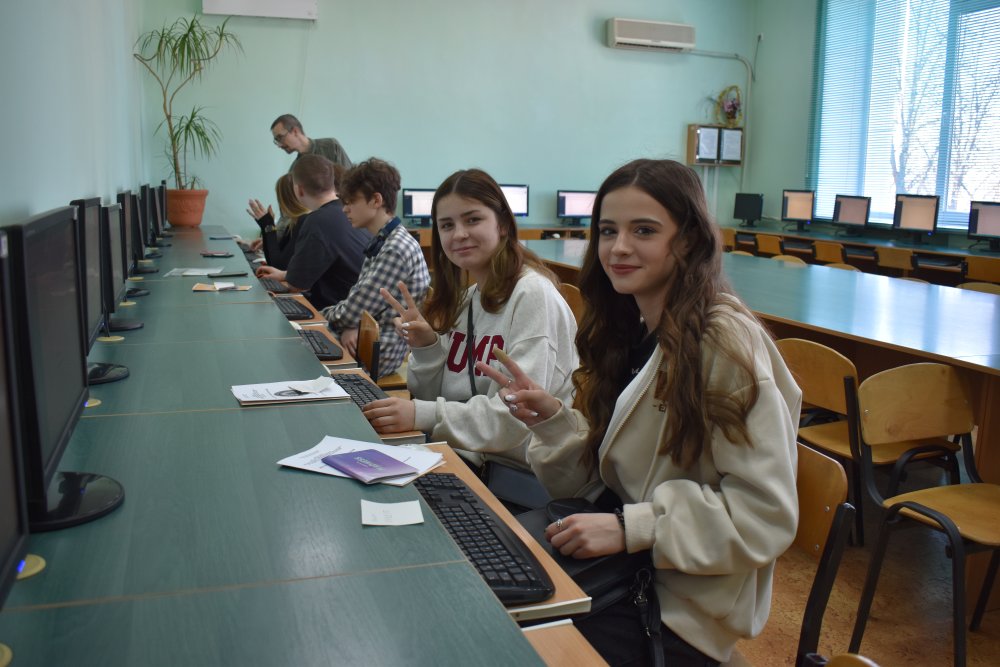 Более 200 абитуриентов прошли пробное тестирование в ЛГПУ