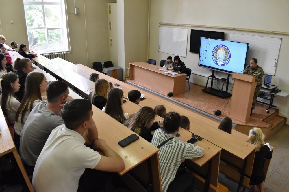 Для выпускников ЛГПУ провели профориентационный семинар-консультацию «Час с профессионалом»